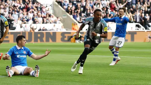 Newcastle United, Hull City'yi 2-1 mağlup ederek yenilgisiz kaldı