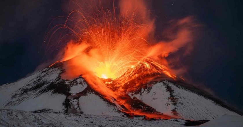 Etna patlıyor, Katanya havaalanı uçuşlara kapatıldı
