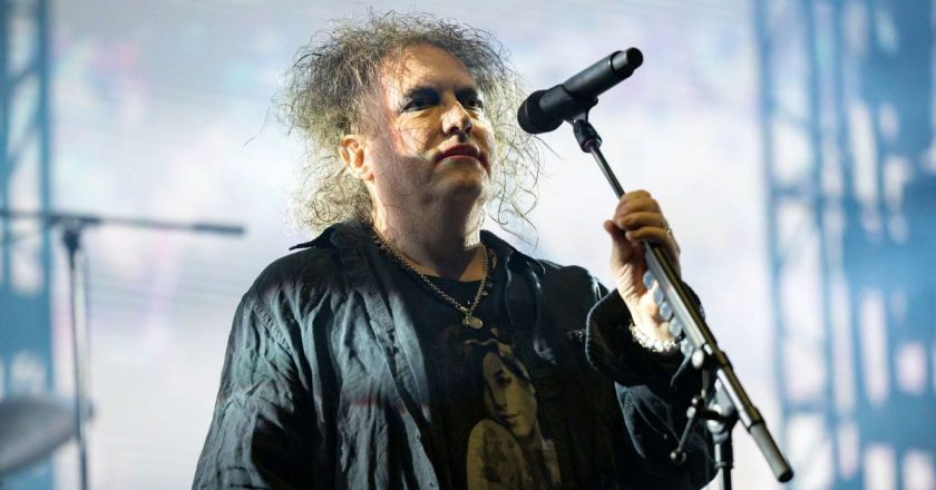 The Cure’un solisti Robert Smith, sanat eserlerini yardım amacıyla açık artırmaya çıkarıyor