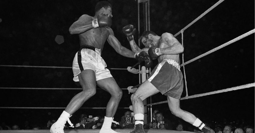 Muhammed Ali’nin Henry Cooper’ı nakavt ettiği sol eldiveni açık artırmada