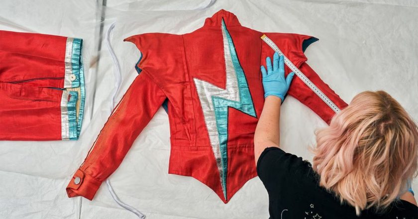 V&A Müzesi’nin yeni deposunda 90.000’den fazla David Bowie nesnesi sergilenecek