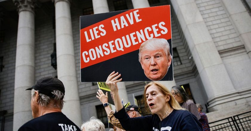 Kadınlar Donald Trump’ın yeniden seçilmesini protesto etmek için saçlarını kazıttı