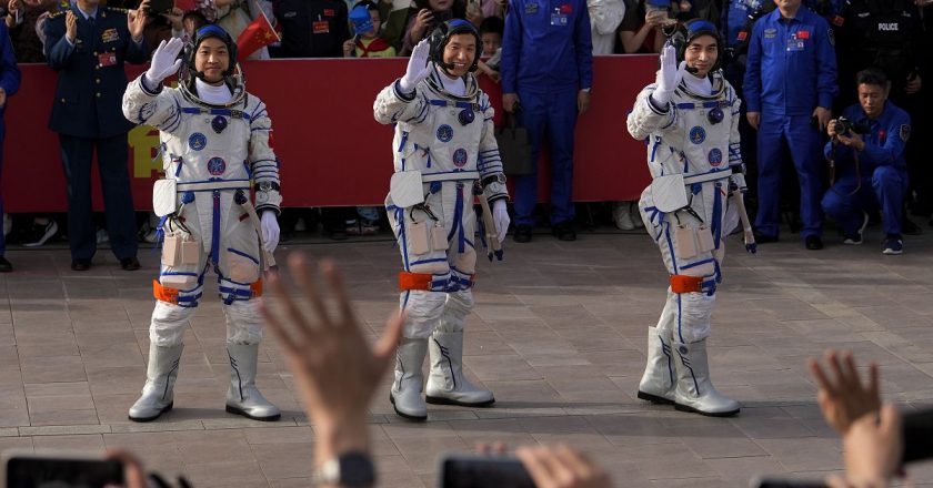 Çin uzay istasyonunun mürettebatı, uzayda geçirdikleri 6 ayın ardından Dünya’ya döndü