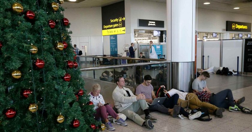 Londra Gatwick Havalimanı’nın güney terminali bagajdaki ‘şüpheli madde’ nedeniyle boşaltıldı