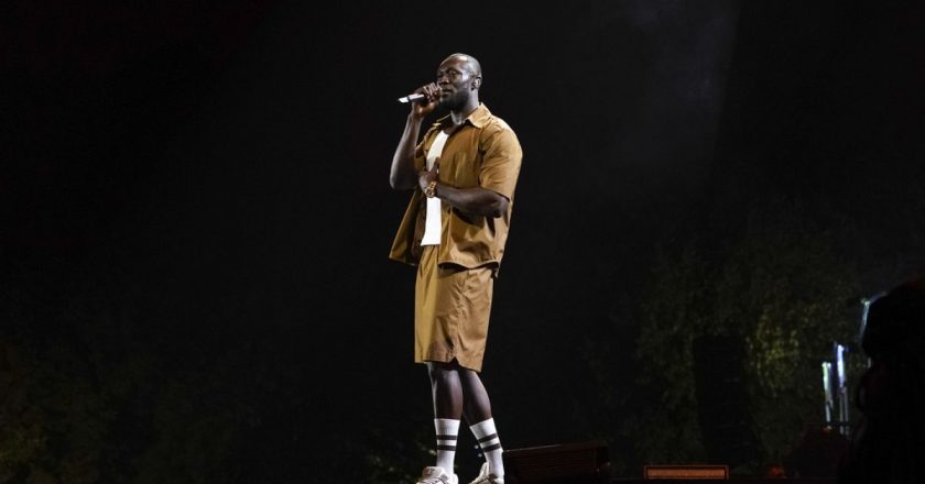 Arabasında telefon kullandığını itiraf eden İngiliz rapçi Stormzy’ye 9 ay süreyle araç kullanmaktan men cezası verildi