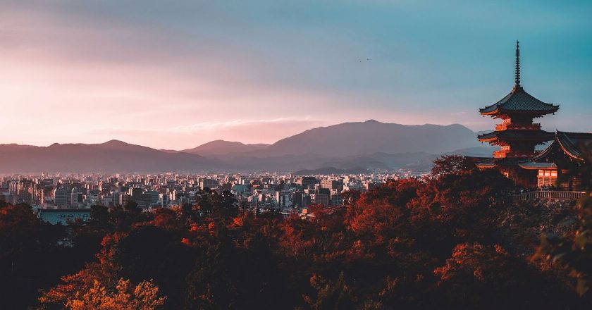 Japonya turist kalabalığına karşı önlemlerini artırıyor.