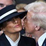 Melania Trump’ın şapkası: göreve başlama törenindeki garip öpücük anının arkasında