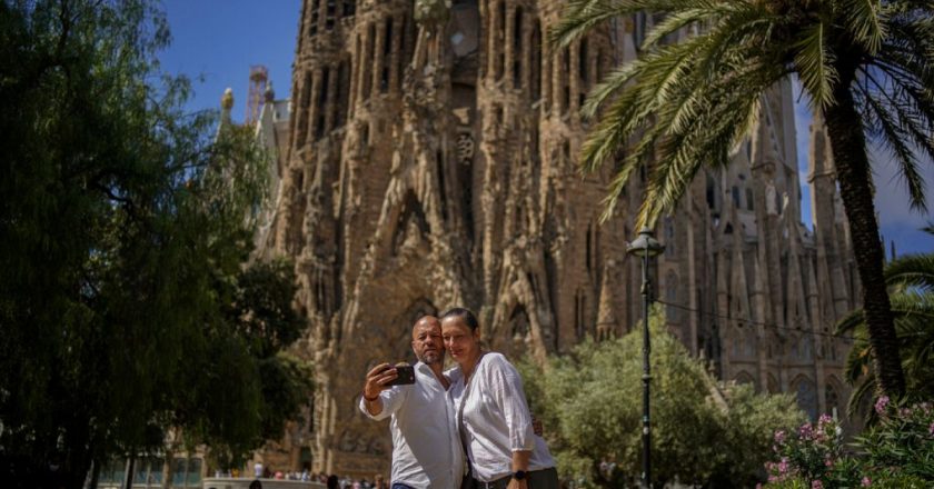 Barcelona, ​​Familia Sagrada’da turist kaosunu önlemek için özel bir selfie alanı kuracak