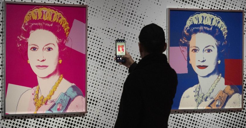 Hollanda Belediye Binası’nın yenilenmesi sırasında Warhol’un sanat eseri çöpe atıldı