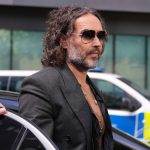 Komedyen Russell Brand Londra’daki mahkemede tecavüz ve cinsel saldırı suçlamalarını reddetti