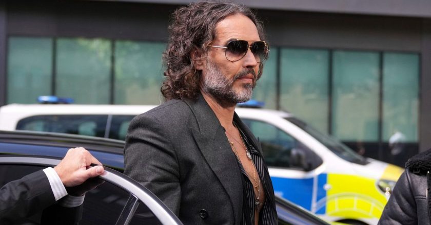 Komedyen Russell Brand Londra’daki mahkemede tecavüz ve cinsel saldırı suçlamalarını reddetti