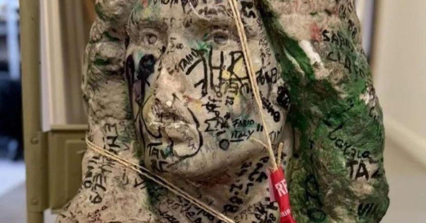 Jim Morrison’ın mezarı tarafından oynanan büst 37 yıl sonra şansa göre bulundu