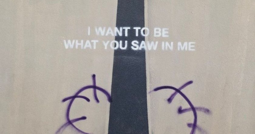 Banksy’nin Fransa’daki Deniz Feneri eseri tahrif edidi