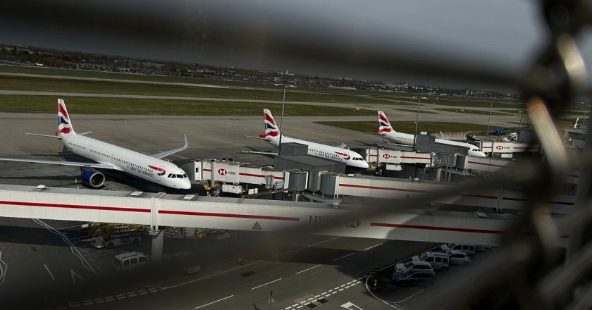 İngiltere hava trafik kontrol arızası: 150’den fazla uçuşun iptal edilmesinin ardından havayolları cevap bekliyor