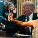 Emma Thompson, Donald Trump’la çıkma teklifini kabul etseydi ‘Amerikan tarihini değiştirebileceği’ şakasını yaptı
