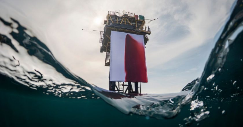 Greenpeace, Anish Kapoor’un eserini Kuzey Denizi’ndeki aktif Shell platformuna yerleştirdi