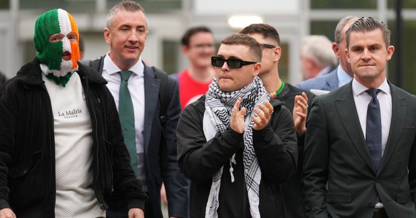 Rap grubu Kneecap’in üyesi terör suçlamasının düşürülmesinin ardından İngiliz devletine karşı dava açacak mı?