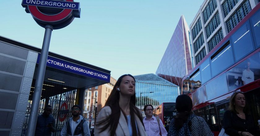 Londra’da metro grevleri: Metro kapanırken havalimanları ve istasyonlara alternatif güzergahlar