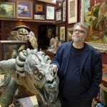 Yönetmen Guillermo del Toro, Venedik Film Festivali’ndeki zaferinin ardından korku temalı hazinelerini açık artırmaya çıkarıyor