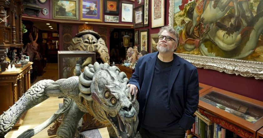 Yönetmen Guillermo del Toro, Venedik Film Festivali’ndeki zaferinin ardından korku temalı hazinelerini açık artırmaya çıkarıyor