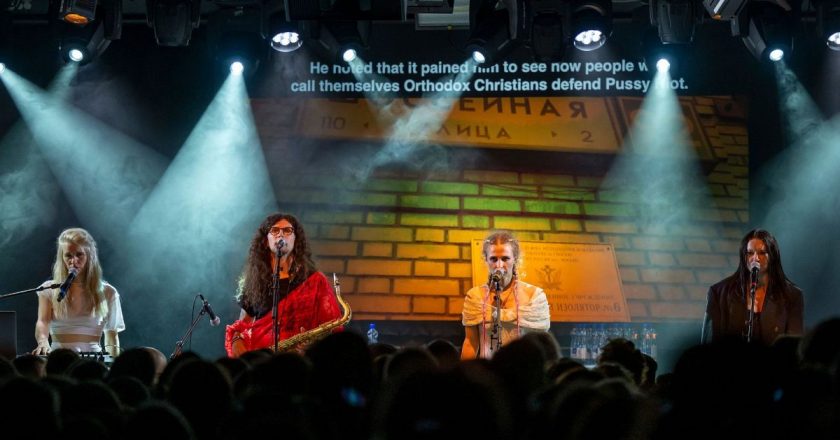 Ukrayna’daki savaşı eleştiren müzik grubunun üyeleri Rusya’da hapis cezasına çarptırıldı