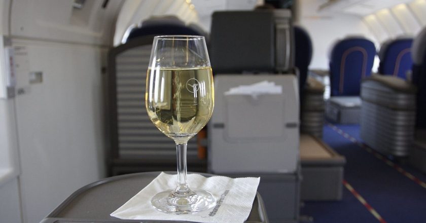 Air Canada ekonomi sınıfına ücretsiz alkol sunacak: Konfor mu, kaos mu?