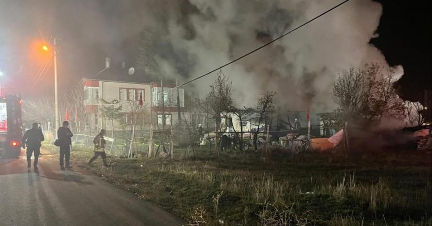 Komşular engelli kardeşleri kurtardı