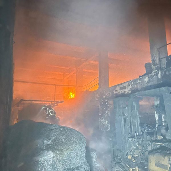 Uşak’taki plastik fabrikasında yangın çıktı